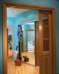 В фэн-шуй считается крайне негативным расположение зеркала прямо напротив входной двери