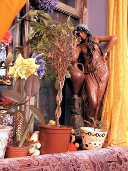 Желтый цвет связан с долголетием, синий символизирует небо, а зеленый — рост и развитие...